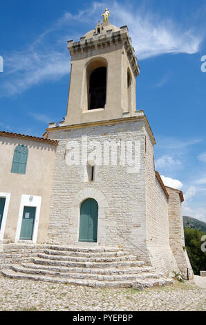 La petite église de pèlerinage connu comme Notre-Dale-du-Chateau d'Allauch sur une colline raide au-dessus de la petite ville d'Allauch près de Marseille Banque D'Images