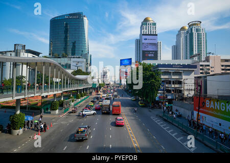 Vue d'une passerelle pour piétons sur Sukhumvit Road à la zone Pratunam de Bangkok, Thaïlande, connu pour des vêtements en gros marchés et centres commerciaux Banque D'Images