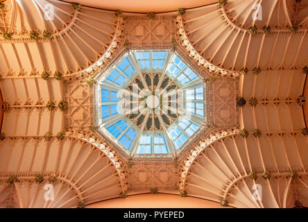 Plafond d'entrée dans les appartements d'État, le château de Windsor, Windsor, Berkshire, Angleterre, Royaume-Uni Banque D'Images