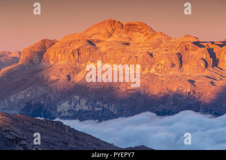 Alpenglow sur le groupe de montagnes Sella et le pic de Piz Boè. Soleil au lever du soleil. Les Dolomites. Alpes italiennes. Europe. Banque D'Images