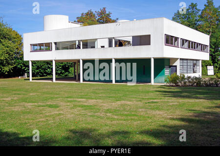 L'extérieur de Le Corbusier's iconic Villa Savoye, pionnier dans le style International, construit 1929-1931, rescapé de plusieurs propositions, démolition Banque D'Images