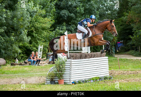 Saint Cyr du Doret, France - le 29 juillet 2016 : Horseman riding horse sur un obstacle sur l'événement de ski de fond Banque D'Images