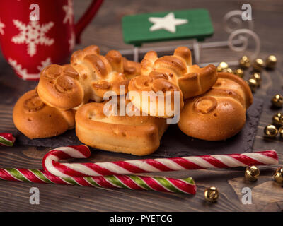 Des cookies de Noël sur fond de bois. Banque D'Images