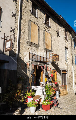 Montsegur,commune,en,Ariège,Sud,de,France,célèbre.pour, château cathare,fort,forteresse fortification,,sur,colline,château de Montségur,français, Banque D'Images