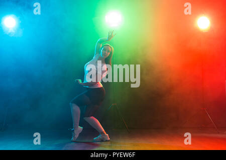 Portrait en pied de slim jeune femme danse jazz-funk Banque D'Images