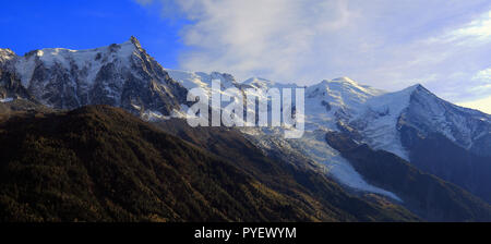 Vue panoramique sur le massif du Mont Blanc. Aiguille du Midi, Mont Blanc et Mont Blanc Glacier, Chamonix-Mont-Blanc, France. Banque D'Images