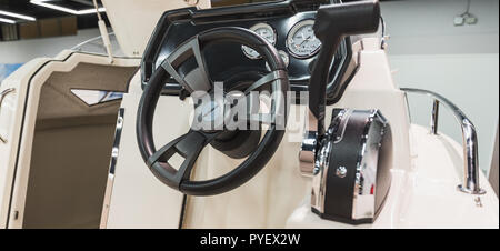 Volant détaillés et tableau de bord d'un bateau à moteur, cockpit suisse Banque D'Images