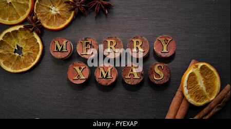 Joyeux noël timbres avec branches orange Banque D'Images