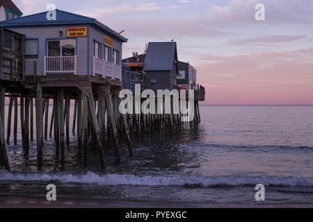 Old Orchard Beach jetée en bois. Beaucoup d'autres magasins et restaurants y compris le Palace Amusement Park, sur l'océan Atlantique. Plaisir en famille ! Banque D'Images