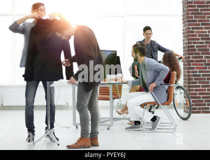 Groupe de designers crée de nouveaux modèles de vêtements. Banque D'Images