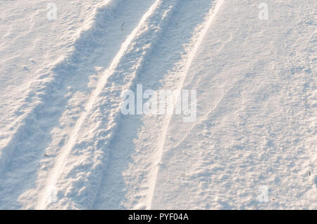 Car les traces de pneus dans la neige Banque D'Images