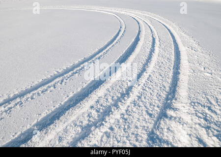 Car les traces de pneus dans la neige Banque D'Images