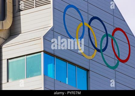 Cinq Anneaux olympiques logo peint sur mur de la tour de saut à ski au Canada Olympic Park (COP) dans la ville de Calgary, Alberta Banque D'Images