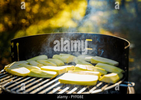 Légumes grillés sur bbq pan sur otdoor Banque D'Images