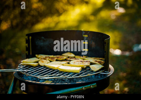 Légumes grillés sur bbq pan sur otdoor Banque D'Images