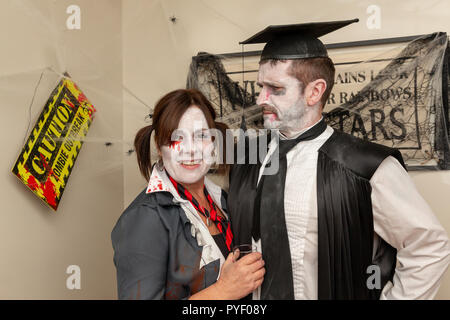 Octobre 2018 - Les Amis et famille en robe de soirée à une fête d'Halloween - couple pose devant l'appareil photo Banque D'Images