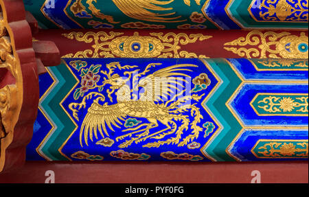 Sculpté et peint orné de chevrons et de faisceau avec dessins traditionnels chinois dans le Temple du Ciel à Beijing, Chine Banque D'Images