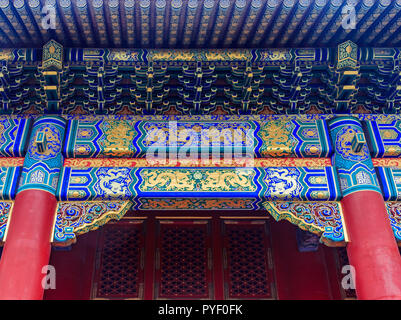 Sculpté et peint orné de chevrons et de faisceau avec dessins traditionnels chinois dans la Cité Interdite, à Beijing, Chine Banque D'Images