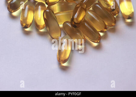 Jaune translucide des capsules d'huile de poisson omega 3 Banque D'Images