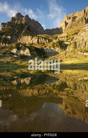 La lumière du matin et les eaux toujours à Ibon de Piedrafita Banque D'Images