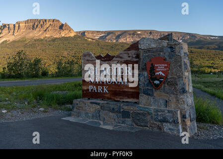 St Mary's Village : États-Unis : Juin 27, 2018 : Angle de vue de Glacier National Park Sign Banque D'Images