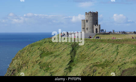 O'Brien's Tower construit en 1835 comme un point d'observation pour les touristes visitant les Falaises de Moher qui pèse sur l'océan Atlantique dans le comté de Clare, Irlande Banque D'Images