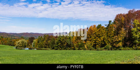 Voir l'étang de plaines et de collines et montagnes habillées dans des couleurs d'automne de l'automne feuillage Banque D'Images