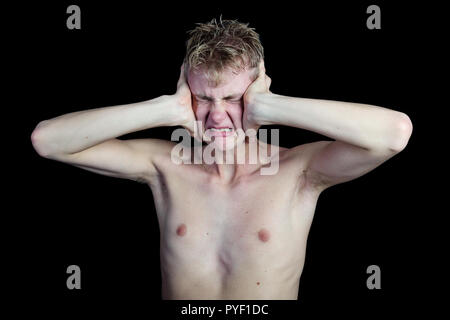 Jeune adolescent montrant l'extrême douleur de tête ou d'un traumatisme Banque D'Images