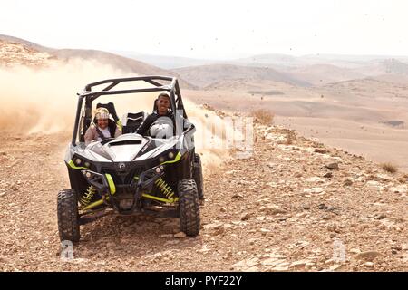 Dune Buggy dans le désert Maroc Banque D'Images
