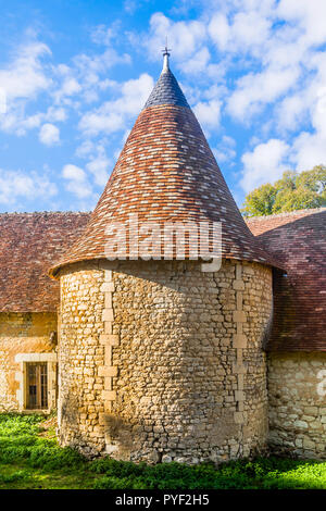 Vieille tour ronde sur Chateau Boussay dépendances - France. Banque D'Images