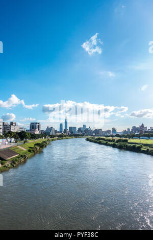 Taipei, Taiwan - le 13 septembre 2018:la sérénité cityscape avec skyscraper et rivière à Taipei, Taiwan. Banque D'Images