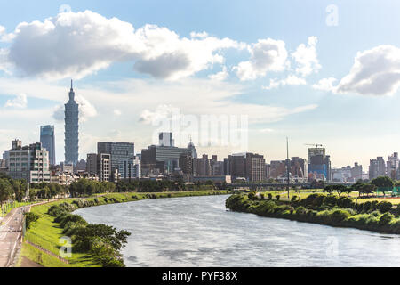 Taipei, Taiwan - le 13 septembre 2018:la sérénité cityscape avec skyscraper et rivière à Taipei, Taiwan. Banque D'Images