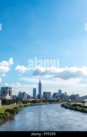 Taipei, Taiwan - le 13 septembre 2018:la sérénité cityscape avec skyscraper et rivière à Taipei, Taiwan. Banque D'Images