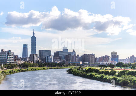 Taipei, Taiwan - le 13 septembre 2018:la sérénité cityscape avec skyscraper et rivière à Taipei, Taiwan. Banque D'Images