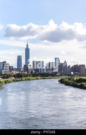 Taipei, Taiwan - le 13 septembre 2018:la sérénité cityscape avec skyscraper et rivière à Taipei, Taiwan. Banque D'Images