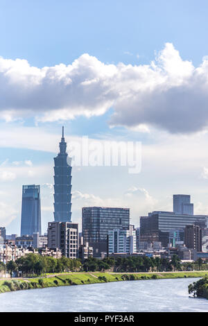 Taipei, Taiwan - le 13 septembre 2018:la sérénité cityscape avec skyscraper et rivière à Taipei, Taiwan. Banque D'Images