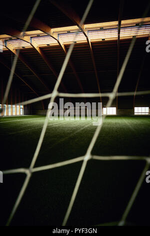 Une piscine vide football / soccer terrain d'entraînement en gazon artificiel avec des buts et des filets en Islande pendant toute l'année d'utilisation. Banque D'Images