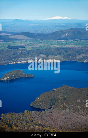 Lac Rotomahana et Patiti Island, près de Rotorua, île du Nord, Nouvelle-Zélande - vue aérienne Banque D'Images