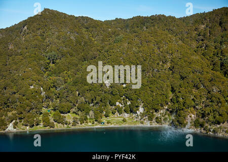 Hot Water Beach Camping, Te Rata Bay, lac Tarawera, près de Rotorua, île du Nord, Nouvelle-Zélande - vue aérienne Banque D'Images