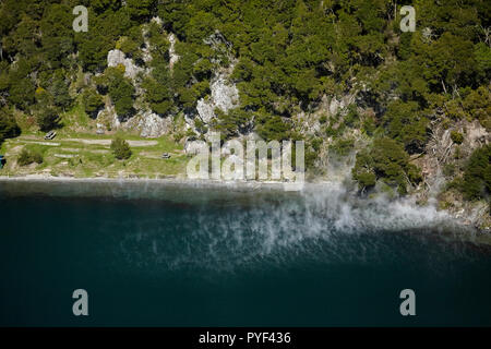 Hot Water Beach Camping, Te Rata Bay, lac Tarawera, près de Rotorua, île du Nord, Nouvelle-Zélande - vue aérienne Banque D'Images