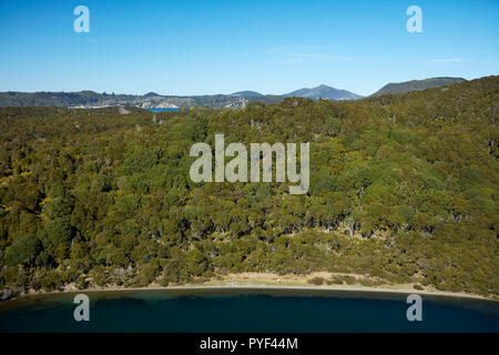 Hot Water Beach Camping, Te Rata Bay, lac Tarawera, près de Rotorua, île du Nord, Nouvelle-Zélande - vue aérienne Banque D'Images