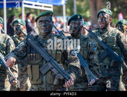 28/10/18 : Chypre : soldats chypriotes défilé pour commémorer Otchi Jour en centre de Paphos, Chypre. Banque D'Images