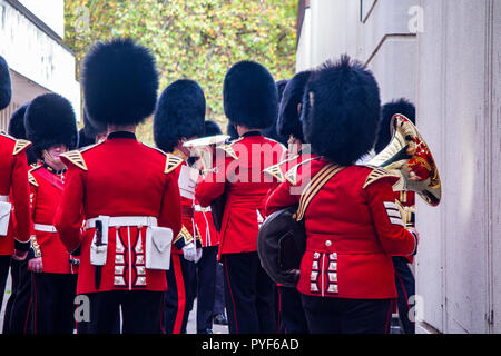 Une musique militaire répéter pour la relève de la garde comme spectateurs regarder et prendre des photos avec leur téléphone intelligent Banque D'Images