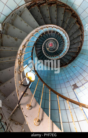 Ancien escalier escargot du phare de la Coubre en Charente Maritime, France Banque D'Images