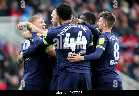 Les joueurs de Derby Derby County's mob Martyn Waghorn (à gauche) célèbre marquant son but premier du côté du jeu avec ses coéquipiers au cours de la Sky Bet Championship match au stade Riverside, Middlesbrough. Banque D'Images