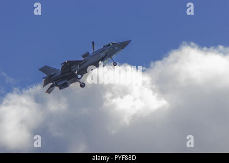 F35 de Royal Air Force en un très lent passent au-dessus de l'aérodrome de Duxford Imperial War Museum Banque D'Images