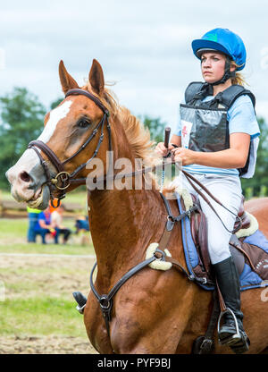 Saint Cyr du Doret, France - le 29 juillet 2016 : Cavalier close-up lors d'une manisfestation de cross-country Banque D'Images