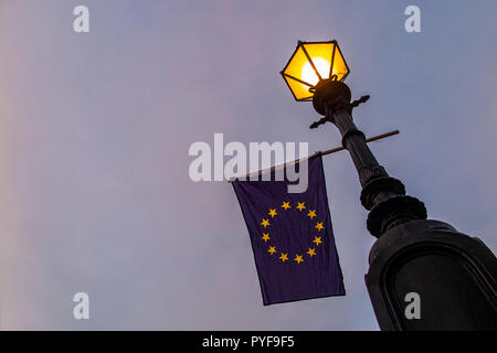 L'aube à Londres et la première lumière et d'une lanterne à gaz allume un drapeau euro gauche après un Brexit démonstration dans le centre de Londres Banque D'Images