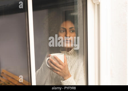 Woman having coffee at home Banque D'Images