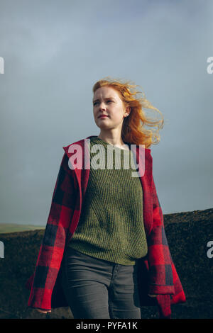 Rousse femme marche dans la plage Banque D'Images